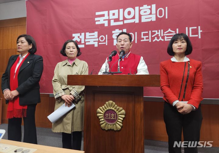 [전주=뉴시스] 김민수 기자= 임석삼 국민의힘 전북도당 공동선거대위원장 등은 3일 전북도의회 브리핑룸에서 더불어민주당 이성윤 후보를 비판하는 기자회견을 하고 있다. 2024.04.03 leo@newsis.com *재판매 및 DB 금지