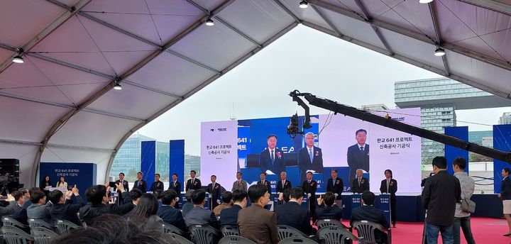 [성남=뉴시스] 3일 경기도 성남시 분당구 삼평동 641번지에서 ‘판교641프로젝트’ 기공식이 비공개로 개최됐다.  사진은 기공식에서 박병무 엔씨 공동대표, 구현범 엔씨 COO 등이 스크린에 비춰진 모습.(사진=최은수 기자).2024.04.03 *재판매 및 DB 금지