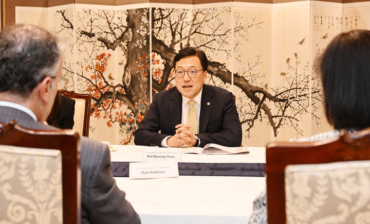 [서울=뉴시스] 사진은 하니 카블라위 뉴욕멜론은행 국제총괄과 면담하는 김병환 기획재정부 1차관. (사진=기획재정부 제공) 2024.04.03 *재판매 및 DB 금지