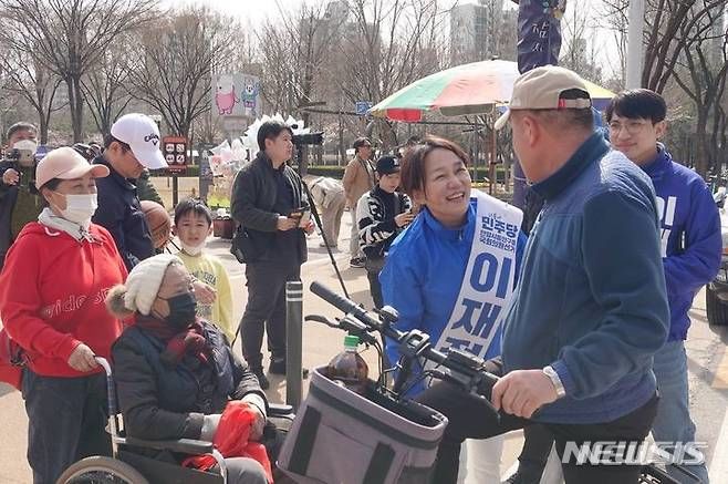 [안양=뉴시스] 이재정 후보 선거운동 현장.(사진=뉴시스 DB). 