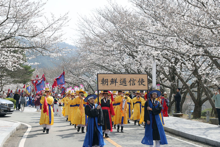 [영암=뉴시스] 왕인문화축제 '조선통신사 가장행렬'. (사진=영암군 제공) 2024.04.03. photo@newsis.com *재판매 및 DB 금지