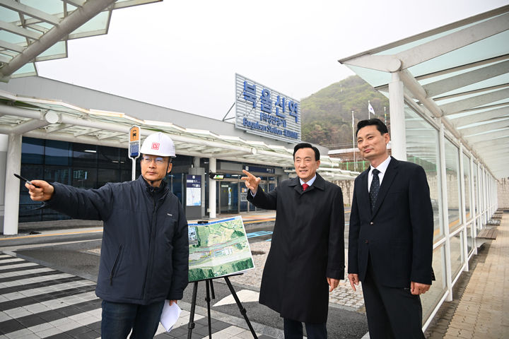 [울산=뉴시스] 북울산역 현장 점검 중인 박천동 울산 북구청장. (사진=뉴시스 DB). photo@newsis.com *재판매 및 DB 금지