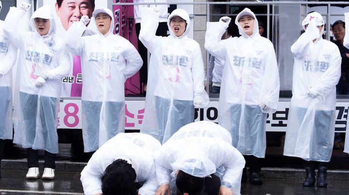 비가 내린 3일 경북 경산시 자인공설시장 유세에서 큰절을 하는 무소속 최경환 후보 부부 *재판매 및 DB 금지