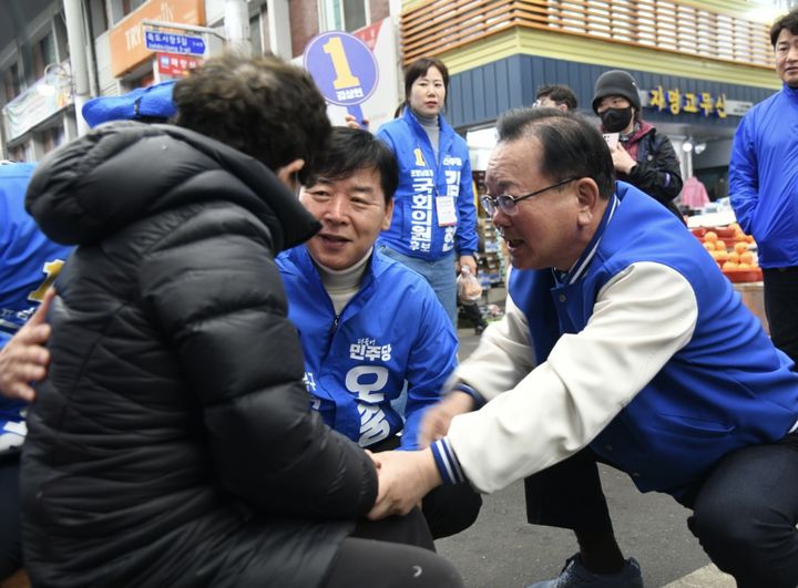 [포항=뉴시스] 강진구 기자 = 더불어민주당 김부겸 상임공동선대위원장이 3일 오전 경북 포항시 죽도시장에서 오중기 포항북구 후보를 지원 유세하고 있다.(사진=오중기 후보 선거사무소 제공) 2024.04.03.photo@newsis.com *재판매 및 DB 금지