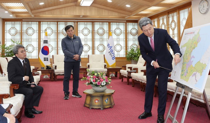 [포항=뉴시스] 강진구 기자 = 이강덕 경북 포항시장이 3일 오전 시청에서 유희동 기상청장에게 안전도시 종합추진 계획에 대해 설명하고, 지역 현안 사업을 건의하고 있다.(사진=포항시 제공) 2024.04.03.photo@newsis.com *재판매 및 DB 금지