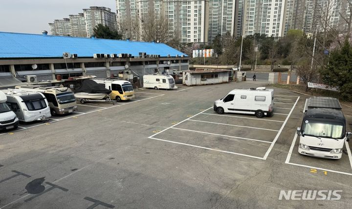 [안양=뉴시스] 확대된 농수산물도매시장 캠핑용 자동차 전용 주차장 전경. (사진=안양시 제공).