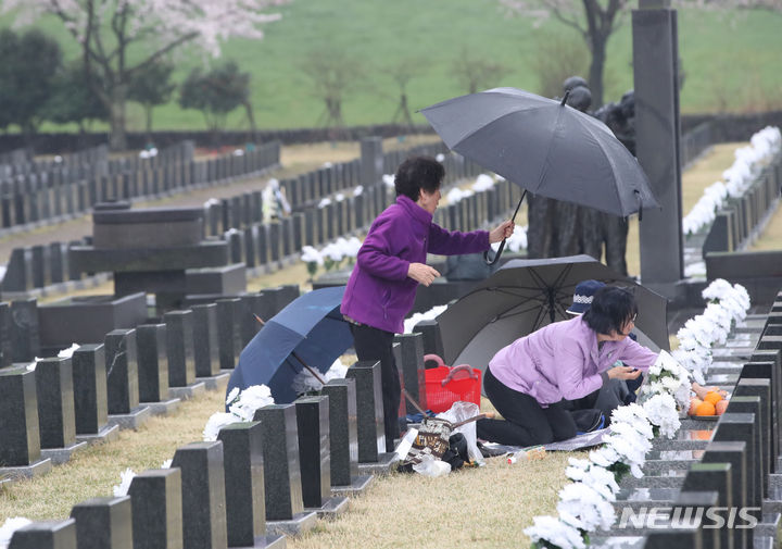 [제주=뉴시스] 우장호 기자 = 제76주년 4·3희생자 추념일인 3일 오전 제주시 봉개동 제주4·3평화공원 행방불명인 묘역에서 유족들이 희생자의 넋을 기리고 있다. (사진=제주도사진기자회) 2024.04.03. woo1223@newsis.com