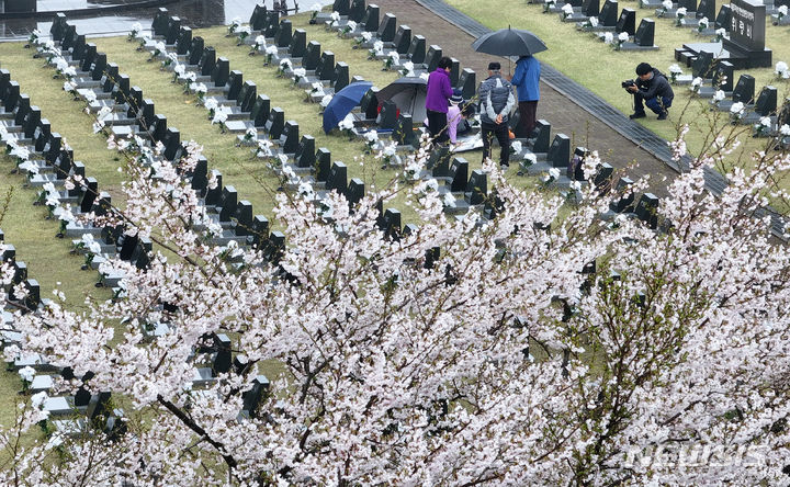 [제주=뉴시스] 우장호 기자 = 제76주년 4·3희생자 추념일인 3일 오전 제주시 봉개동 제주4·3평화공원 행방불명인 묘역에서 유족들이 희생자의 넋을 기리고 있다. (사진=제주도사진기자회) 2024.04.03. woo1223@newsis.com