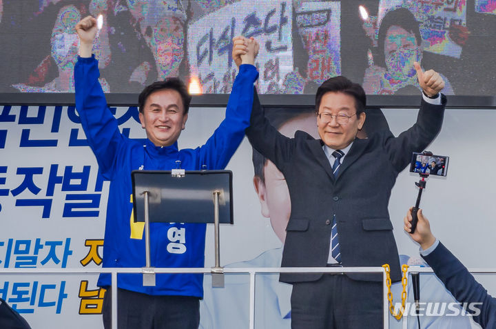 [서울=뉴시스] 조성봉 기자= 이재명 더불어민주당 대표가 지난 2일 오후 서울 동작구 남성역 인근에서 열린 류삼영 동작을 후보의 선거 지원 유세에서 시민들에게 지지를 호소하고 있다. (사진=류삼영 후보 제공) 2024.04.03. photo@newsis.com