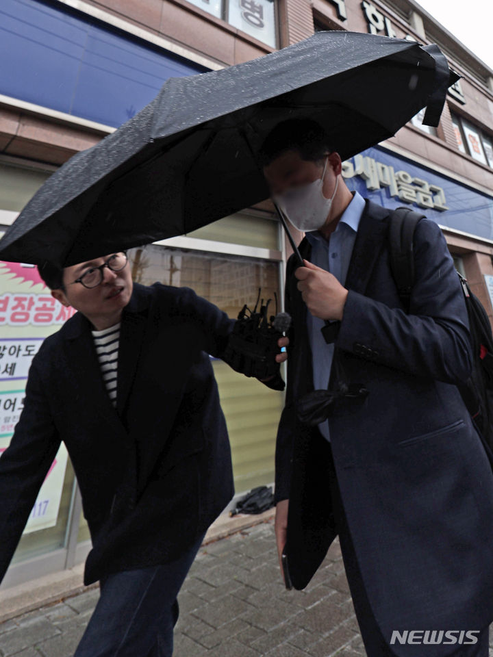 [대구=뉴시스] 이무열 기자 = 금융감독원 관계자가 3일 양문석 더불어민주당 경기 안산갑 후보 자녀의 '편법 대출 의혹' 현장검사를 위해 대구 수성새마을금고 본점으로 이동하고 있다. 2024.04.03. lmy@newsis.com