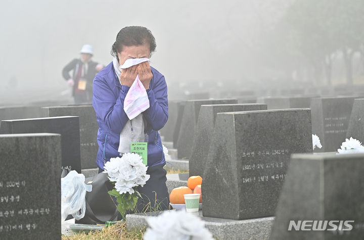 [제주=뉴시스] 우장호 기자 = 제76주년 4·3희생자 추념일인 3일 오전 제주시 봉개동 제주4·3평화공원 행방불명인 표석 앞에서 한 유족이 희생자의 넋을 기리며 오열하고 있다. (사진=제주도사진기자회) 2024.04.03. woo1223@newsis.com