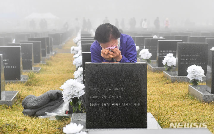 [제주=뉴시스] 우장호 기자 = 제76주년 4·3희생자 추념일인 3일 오전 제주시 봉개동 제주4·3평화공원 행방불명인 표석 앞에서 한 유족이 희생자의 넋을 기리며 오열하고 있다. (사진=제주도사진기자회) 2024.04.03. woo1223@newsis.com