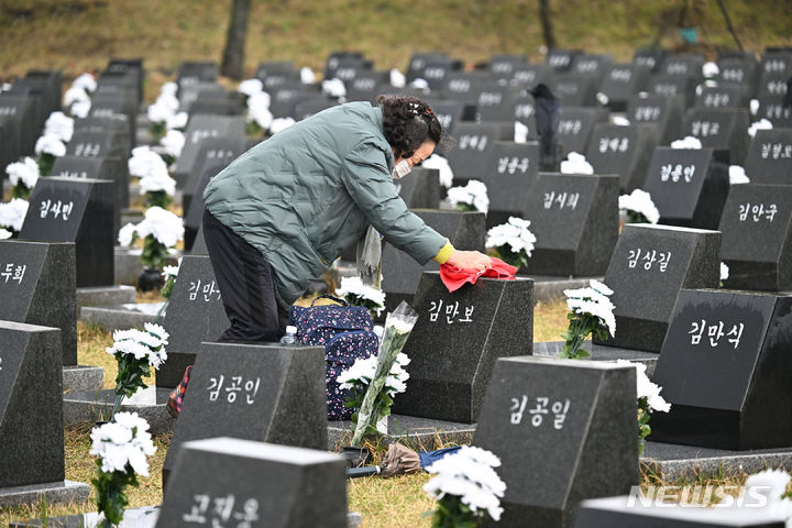 [제주=뉴시스] 우장호 기자 = 제76주년 4·3희생자 추념일인 지난 4월3일 오전 제주시 봉개동 제주4·3평화공원 행방불명인 묘역에서 유족들이 희생자의 넋을 기리고 있다. (사진=제주도사진기자회) 2024.04.03. woo1223@newsis.com