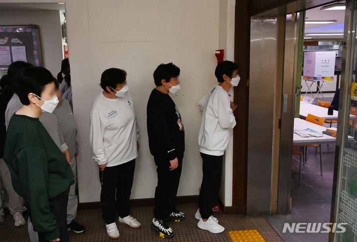 [수원=뉴시스] 김종택 기자 = 3일 오전 경기 수원시 권선구 수봉재활원에 마련된 제22대 국회의원 선거 거소투표소에서 유권자들이 투표하기 위해 줄을 서고 있다. (공동취재) 2024.04.03. photo@newsis.com
