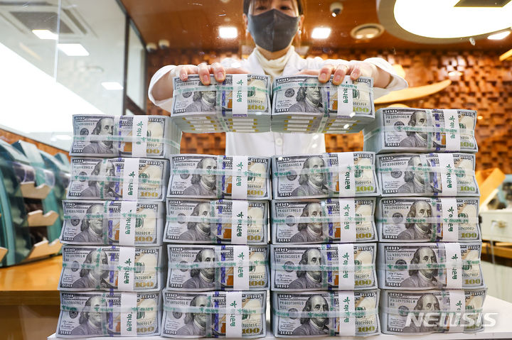 [서울=뉴시스] 김근수 기자 = 도널드 트럼프 전 미국 대통령의 경제 고문들이 달러를 평가절하해 미국 수출을 촉진시키는 방안을 검토 중인 것으로 알려졌다. 사진은 지난 3일 서울 중구 하나은행 위변조대응센터에서 직원이 달러를 들어보이는 모습. 2024.04.16. ks@newsis.com