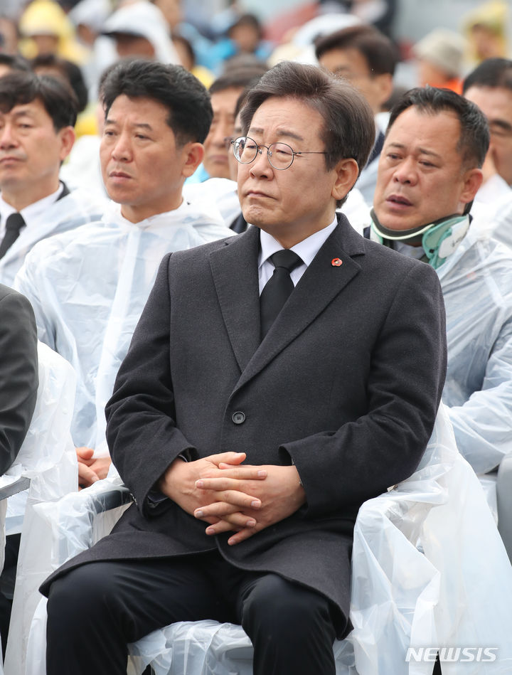 [제주=뉴시스] 우장호 기자 = 이재명 더불어민주당 대표가 3일 오전 제주 4·3 평화공원에서 열린 제76주년 제주 4·3 희생자 추념식에 참석해 추모 영상을 바라보고 있다. (사진=제주도사진기자회) 2024.04.03. woo1223@newsis.com
