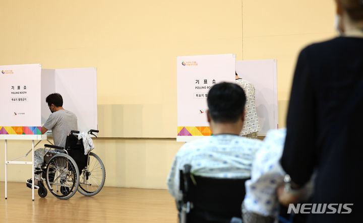 [인천=뉴시스] 전진환 기자 = 제22대 국회의원선거 거소자 투표가 시작된 3일 오전 인천 부평구 근로복지공단 인천병원 대강당에서 입원중인 유권자들이 투표를 하고 있다. 2024.04.03. amin2@newsis.com