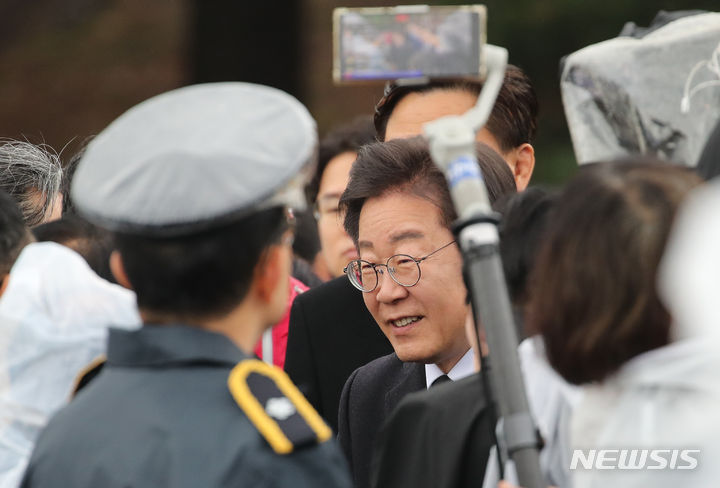 [제주=뉴시스] 우장호 기자 = 이재명 더불어민주당 대표가 3일 오전 제주 4·3 평화공원에서 열린 제76주년 제주 4·3 희생자 추념식에 참석하고 있다. 2024.04.03. woo1223@newsis.com