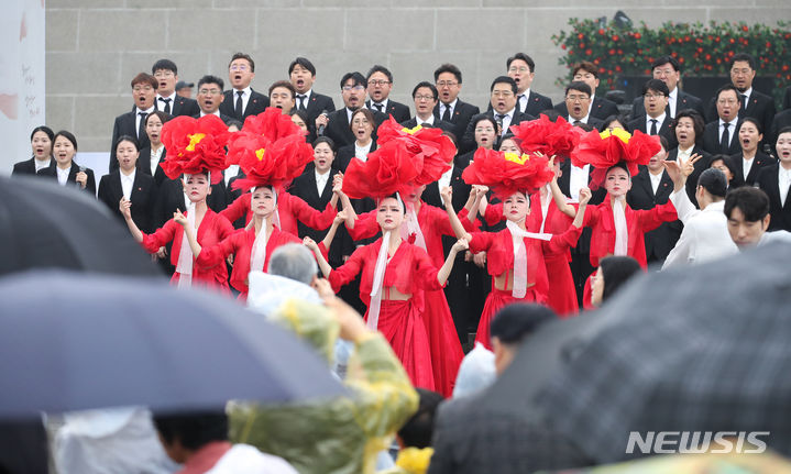 [제주=뉴시스] 우장호 기자 = 3일 오전 제주 4·3 평화공원에서 열린 제76주년 제주 4·3 희생자 추념식에서 식전 행사가 진행되고 있다. 2024.04.03. woo1223@newsis.com