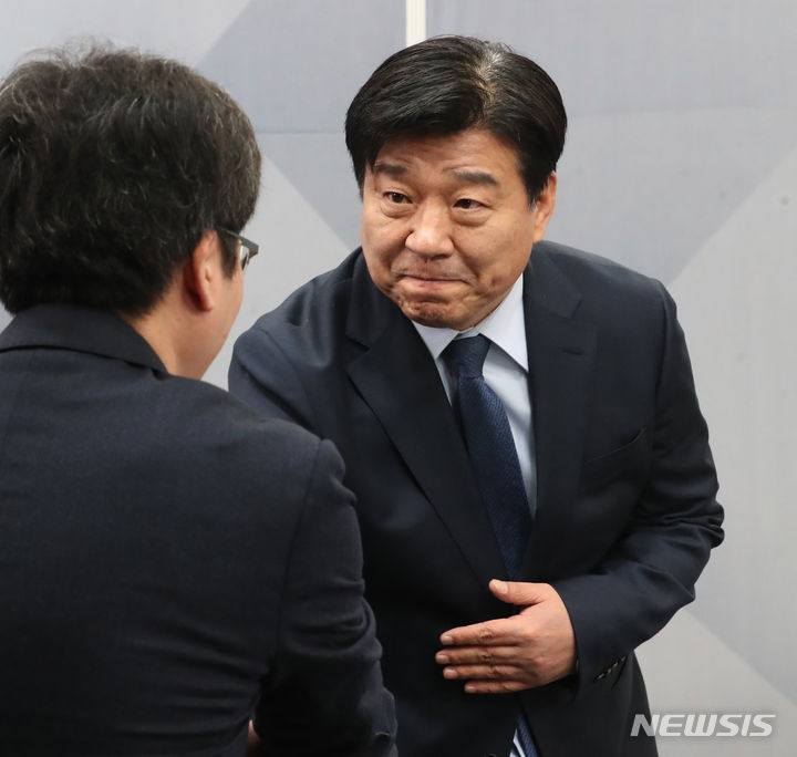 [안산=뉴시스] 경기사진공동취재단 = 제22대 국회의원 선거 경기 안산갑에 출마한 양문석 더불어민주당 후보가 3일 오전 경기 안산시 단원구 SK브로드밴드 한빛방송에서 열린 후보자 방송토론회에 참석해 관계자들과 인사를 하고 있다. 2024.04.03. photo@newsis.com