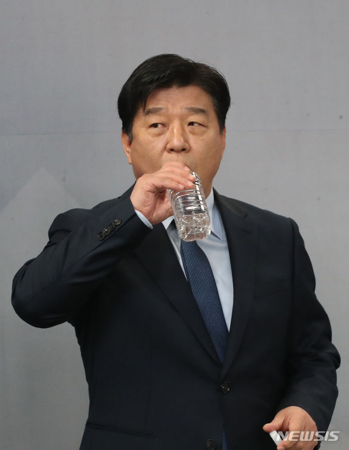 [안산=뉴시스] 경기사진공동취재단 = 제22대 국회의원 선거 경기 안산갑에 출마한 양문석 더불어민주당 후보가 3일 오전 경기 안산시 단원구 SK브로드밴드 한빛방송에서 열린 후보자 방송토론회에 참석해 물을 마시고 있다. 2024.04.03. photo@newsis.com