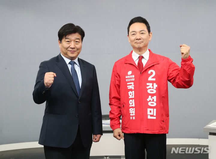 [안산=뉴시스] 경기사진공동취재단 = 제22대 국회의원 선거 경기 안산갑에 출마한 양문석 더불어민주당 후보(왼쪽)와 장성민 국민의힘 후보가 지난 3일 오전 경기 안산시 단원구 SK브로드밴드 한빛방송에서 열린 후보자 방송토론회에 앞서 기념촬영을 하고 있다. 2024.04.03. photo@newsis.com