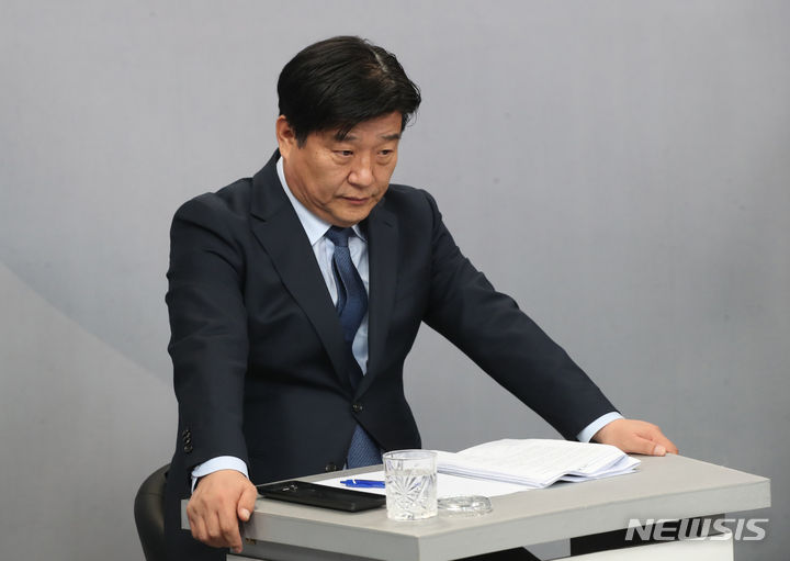 [안산=뉴시스] 경기사진공동취재단 = 제22대 국회의원 선거 경기 안산갑에 출마한 양문석 더불어민주당 후보가 3일 오전 경기 안산시 단원구 SK브로드밴드 한빛방송에서 열린 제22대 국회의원선거 방송토론회에 참석해 토론회를 준비하고 있다. 2024.04.03. photo@newsis.com