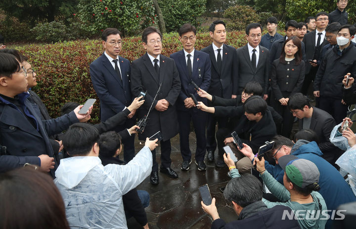 [제주=뉴시스] 우장호 기자 = 이재명 더불어민주당 대표가 3일 오전 제주 4·3 평화공원에서 열린 제76주년 제주 4·3 희생자 추념식을 마친 후 취재진과 질의응답을 있다. (사진=제주도사진기자회) 2024.04.03. woo1223@newsis.com