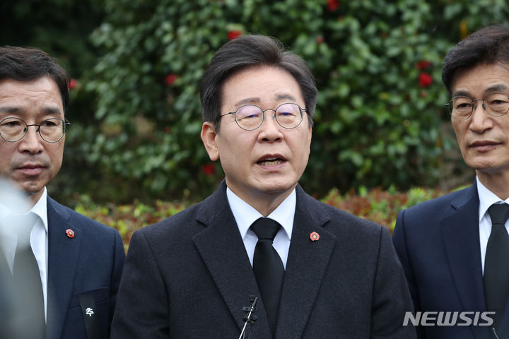 [제주=뉴시스] 우장호 기자 = 이재명 더불어민주당 대표가 3일 오전 제주 4·3 평화공원에서 열린 제76주년 제주 4·3 희생자 추념식을 마친 후 취재진과 질의응답을 있다. (사진=제주도사진기자회) 2024.04.03. woo1223@newsis.com