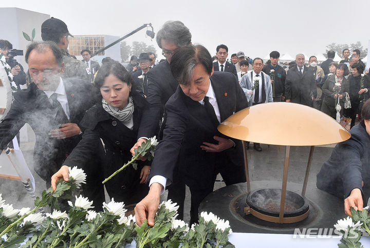 [제주=뉴시스] 우장호 기자 = 조국 조국혁신당 대표가 3일 오전 제주 4·3 평화공원에서 열린 제76주년 제주 4·3 희생자 추념식에 참석해 헌화하고 있다. (사진=제주도사진기자회) 2024.04.03. woo1223@newsis.com