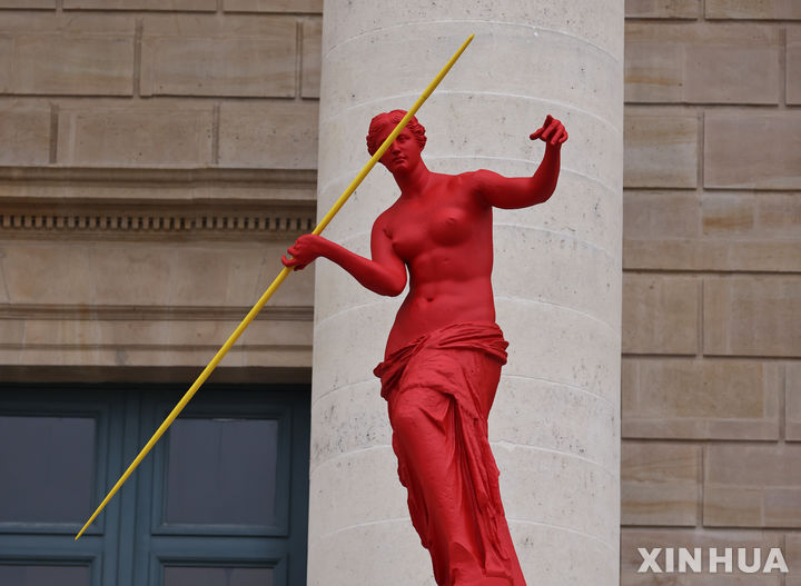 [파리=신화/뉴시스] 2일(현지시각) 프랑스 파리의 국회 건물 앞에 '2024 파리올림픽·패럴림픽'을 주제로 한 조형물이 설치돼 있다. 2024.04.03.