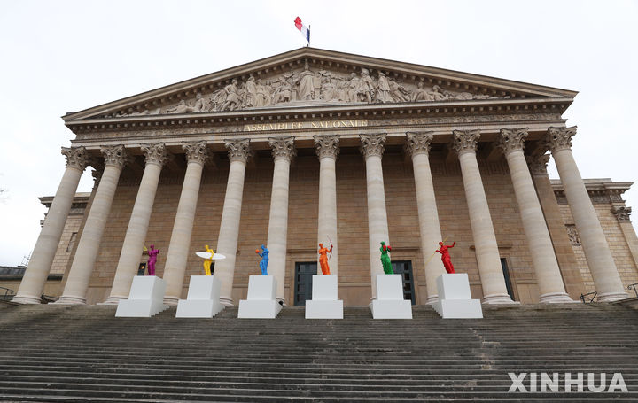 [파리=신화/뉴시스] 2일(현지시각) 프랑스 파리의 국회 건물 앞에 '2024 파리올림픽·패럴림픽'을 주제로 한 조형물들이 설치돼 있다. 2024.04.03.