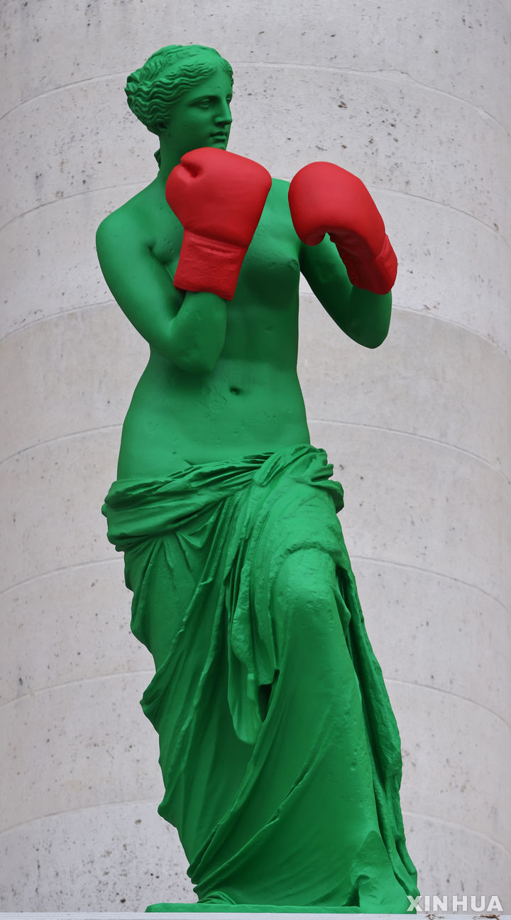 복싱부터 테니스까지 하는 비너스 조각상, 파리 올림픽 종목 형상화 [뉴시스Pic]