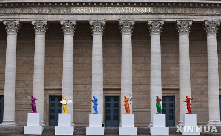 [파리=신화/뉴시스] 2일(현지시각) 프랑스 파리의 국회 건물 앞에 '2024 파리올림픽·패럴림픽'을 주제로 한 조형물들이 설치돼 있다. 2024.04.03.