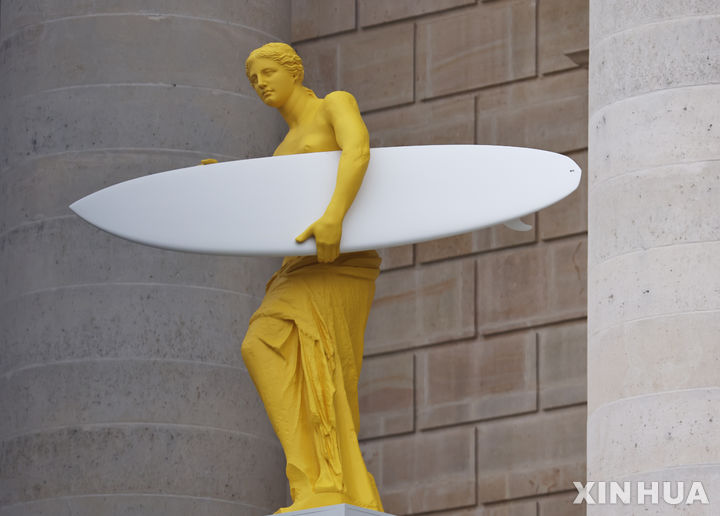 [파리=신화/뉴시스] 2일(현지시각) 프랑스 파리의 국회 건물 앞에 '2024 파리올림픽·패럴림픽'을 주제로 한 조형물이 설치돼 있다. 2024.04.03.