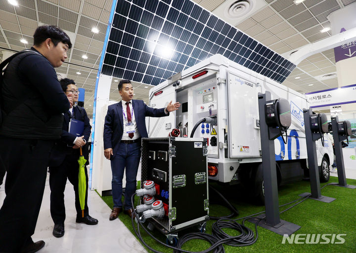 [서울=뉴시스] 김진아 기자 = 3일 서울 강남구 코엑스에서 열린 코리아스마트그리드엑스포 2024 aeonus 부스에서 관계자가 분산에너지를 이동공급하는 'indego MOBILE'을 설명하고 있다. 이번 전시회는 에너지스토리지(ESS)산업전, 분산에너지산업전, 전기차충전인프라산업전 등 3개 특별관으로 구성됐으며, 스마트그리드·전력 신산업 분야 신기술과 제품을 한 눈에 볼 수 있다. 2024.04.03. bluesoda@newsis.com