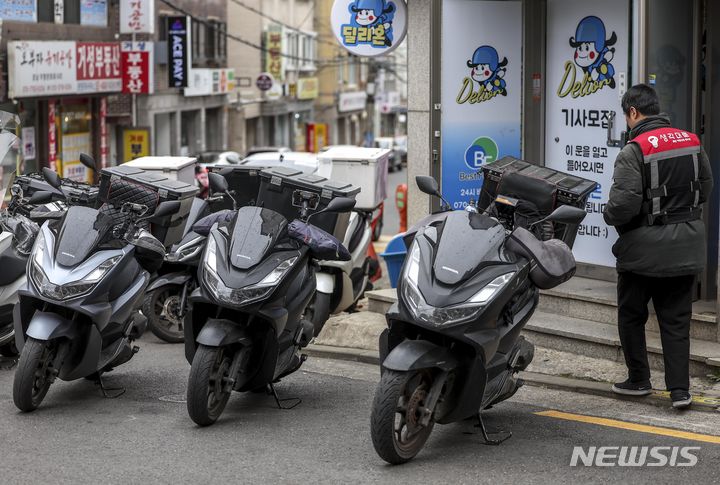 [서울=뉴시스] 정병혁 기자 = 지난 4월3일 서울시내 배달대행 업체에서 음식배달 종사자들이 대기하고 있다. 2024.07.24. jhope@newsis.com