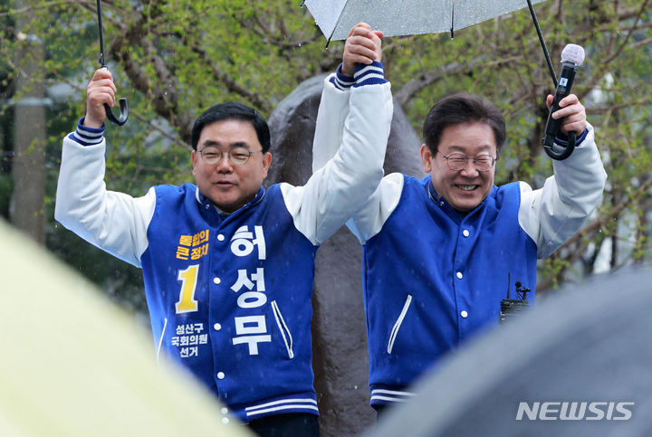 [창원=뉴시스] 고범준 기자 = 이재명 더불어민주당 대표가 3일 오후 경남 창원시 스카이웰빙파크 앞에서 허성무 창원성산 후보 지지유세를 하고 있다. 2024.04.03. bjko@newsis.com