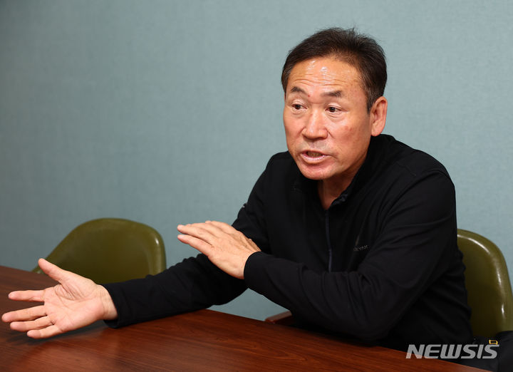 [서울=뉴시스] 김근수 기자 = 세월호 참사 당시 잠수사로 활동한 황병주(65)씨가 지난 3일 서울 강서구의 한 사무실에서 뉴시스와 인터뷰를 하고 있다. 2024.04.11. ks@newsis.com