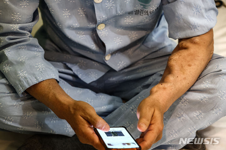 [서울=뉴시스] 김근수 기자 = 세월호 참사 당시 잠수사로 활동한 황병주(65)씨가 지난 3일 서울 강서구의 한 병원에서 신장 투석을 받기 위해 대기하고 있다. 2024.04.11. ks@newsis.com