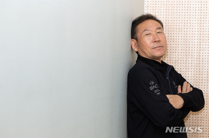 [서울=뉴시스] 김근수 기자 = 세월호 참사 당시 잠수사로 활동한 황병주(65)씨가 지난 3일 서울 강서구의 한 사무실에서 뉴시스와 인터뷰를 마치고 기념촬영하고 있다. 2024.04.11. ks@newsis.com