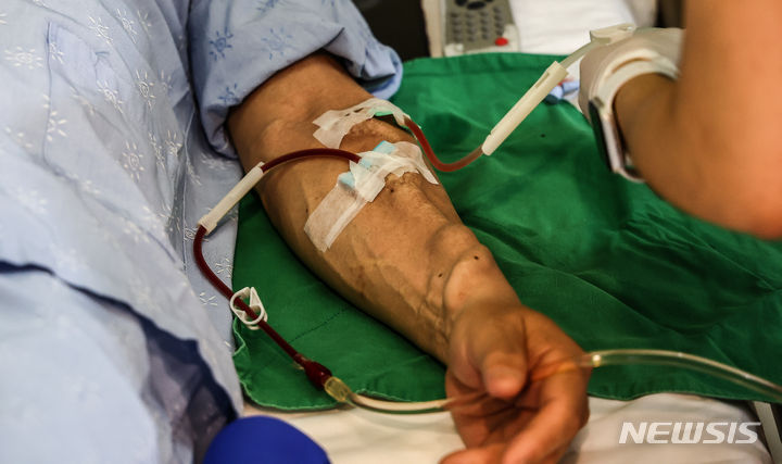 [서울=뉴시스] 김근수 기자 = 세월호 참사 당시 잠수사로 활동한 황병주(65)씨가 지난 3일 서울 강서구의 한 병원에서 신장 투석을 받고 있다. 2024.04.11. ks@newsis.com