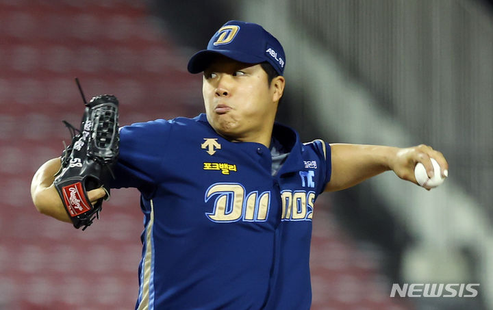 [서울=뉴시스] 최진석 기자 = 3일 서울 송파구 잠실야구장에서 열린 '2024 KBO리그' NC 다이노스와 LG 트윈스의 경기. 8회말 구원 등판한 NC 서의태가 역투하고 있다. 2024.04.03. myjs@newsis.com