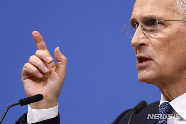 [브뤼셀=AP/뉴시스] 옌스 스톨텐베르그 북대서양조약기구(NATO·나토) 사무총장이 3일(현지시각) 벨기에 수도 브뤼셀 나토 본부에서 열린 외무장관회의에서 기자회견을 하고 있다. 2024.04.04.