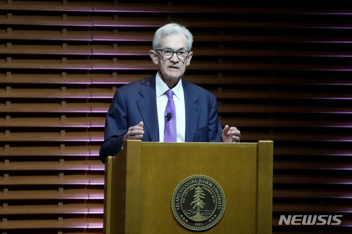 [스탠퍼드=AP/뉴시스]제롬 파월 미 연방준비제도(연준·Fed) 의장이 지난 4월3일 미 캘리포니아주 스탠퍼드 대학교에서 열린 기업·정부와 사회 포럼에 참석해 연설하고 있다. 미 연준(FRB)이 선호하는 개인소비지출(PCE) 지표가 물가 압력이 완화되고 있는 것으로 나타나 올해와 내년 추가 금리 인하를 부채질할 것으로 예상된다. 2024.09.27.