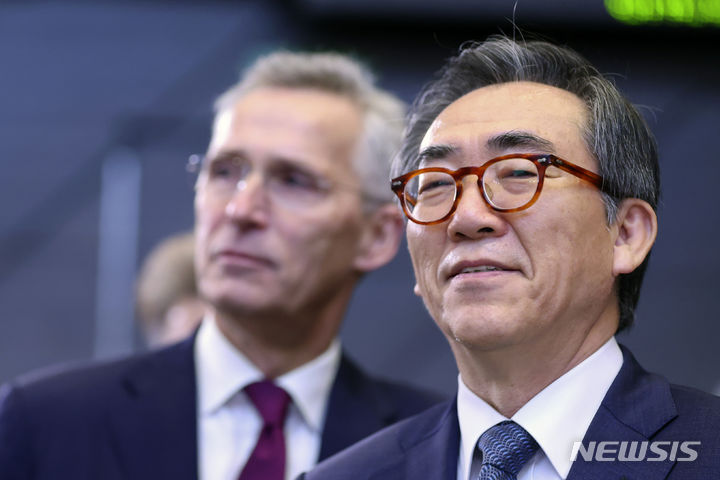 [브뤼셀=AP/뉴시스]4일(현지시각) 벨기에 브뤼셀에서 열린 북대서양조약기구(NATO·나토) 외교장관 회의에 옌스 스톨텐베르그 나토 사무총장(왼쪽) 과 조태열 외교부 장관이 참석했다. 2024.04.05.