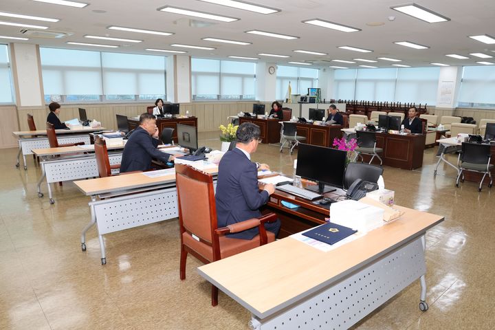 [고성(경남)=뉴시스] 신정철 기자= 경남 고성군의회(의장 최을석)가 지난 3일 의장실에서 2023 회계연도 세입·세출 결산 검사를 위한 결산 검사 위원을 선임하고 위촉장을 수여한데 이어 오는 22일까지 결산검사에 돌입했다. 사진은 3일, 2023 회계연도 세입·세출 결산 검사 모습.(사진=고성군의회 제공).2024.04.04. photo@newsis.com *재판매 및 DB 금지