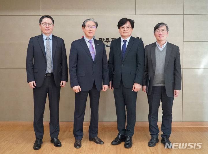 [광주=뉴시스] '지스트기술지주 주식회사(지스트 홀딩스)' 초대 대표이사에 여주상(왼쪽 세번째) 전 마젤란기술투자 대표. (사진=광주과학기술원 제공) 2024.04.04. photo@newsis.com