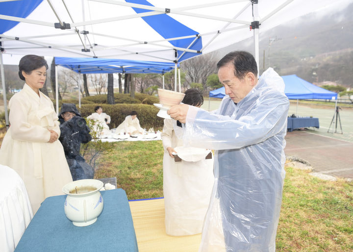 '2024 문경찻사발축제' 성공 개최를 기원하는 선조도공 추모 행사에서 신현국 문경시장이 차를 올리고 있다. (사진=문경시 제공) *재판매 및 DB 금지