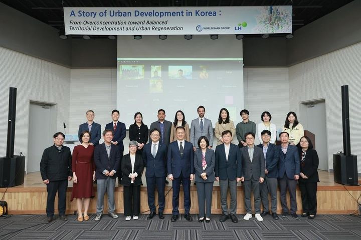 [서울=뉴시스] 한국토지주택공사(LH)와 세계은행(WB) 전문가들이 지난 3일 경기도 성남 LH 기업성장센터에서 열린 '균형발전 및 도시재생 사례보고서' 발간 기념행사에서 기념촬영을 하고 있다. (사진=LH 제공) 2024.04.04. photo@newsis.com  *재판매 및 DB 금지